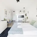 Modern Riverfront Apartment With Free Parking